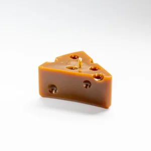 vela con humor y estilo en forma de queso, hecha de cera de abeja en Lucy´s luz