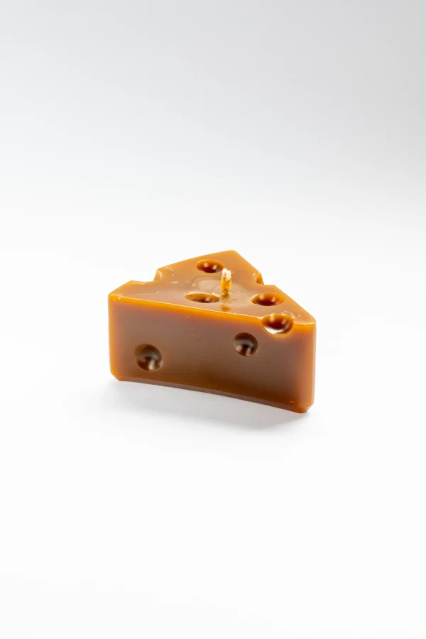 vela con humor y estilo en forma de queso, hecha de cera de abeja en Lucy´s luz