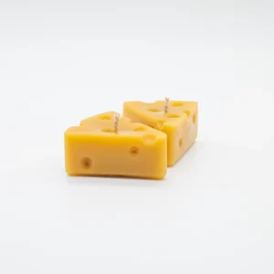Pack de 2 vela con humor y estilo en forma de queso, hecha de cera de abeja en Lucy´s luz