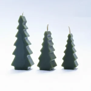 Decoración de Navidad 2025. Vero es una vela geométrica y escultural para los amantes del diseño. La pieza que completa tu bosque. hecho a mano en lucy´s luz en cera de abeja desde españa