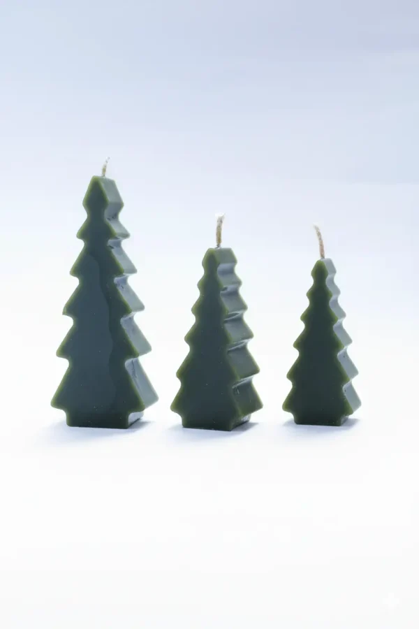 Decoración de Navidad 2025. Vero es una vela geométrica y escultural para los amantes del diseño. La pieza que completa tu bosque. hecho a mano en lucy´s luz en cera de abeja desde españa
