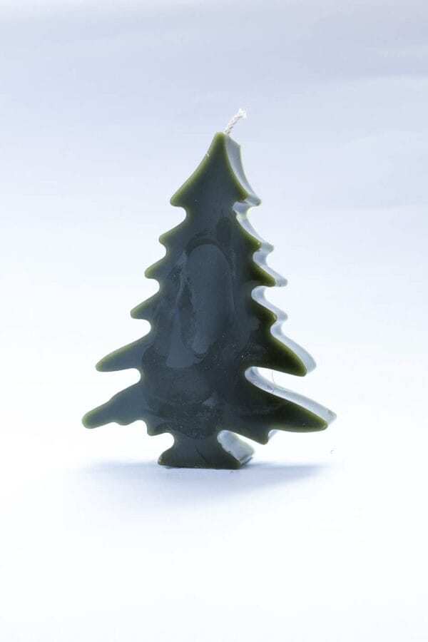 Vela de Pino de Navidad. Su elegante color verde y su forma natural la convierten en un clásico instantáneo para cualquier estilo de decoración. hecho a mano en cera de abeja, po rlucy´s luz desde españa