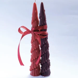 Pack de 2 velas de Adviento que dan Inicio a la tradición más bonita de la Navidad. Hecho a mano en lucy´s luz con pura cera de abeja y magia. En color burdeos y rojo