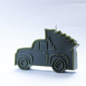 Vela de camioneta con árbol de Navidad. El viaje más esperado del año. Holly, Buscando el árbol perfecto. Pura nostalgia en cera de abeja. hecho a mano en lucy´s luz, con cera de apicultores loales