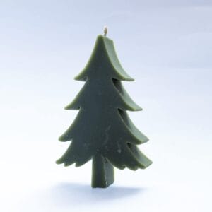 Vela de Árbol de Navidad. Una vela de pino con un diseño alegre para recordarnos la vida que late bajo la nieve. Pura magia en cera de abeja., hecho a mano en Lucy´s Luz desde España