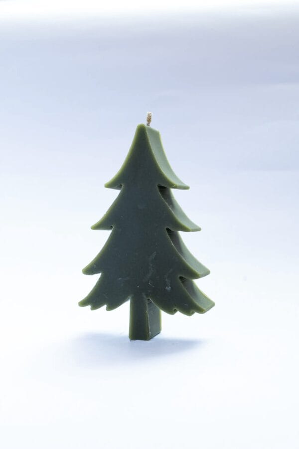Vela de Árbol de Navidad. Una vela de pino con un diseño alegre para recordarnos la vida que late bajo la nieve. Pura magia en cera de abeja., hecho a mano en Lucy´s Luz desde España