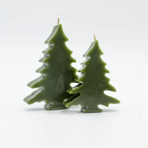Pack de 2 Velas de Pino de Navidad. Su elegante color verde y su forma natural la convierten en un clásico instantáneo para cualquier estilo de decoración.