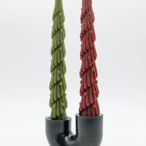 Set de 2 velas de Adviento y portavelas que dan Inicio a la tradición más bonita de la Navidad. Hecho a mano en lucy´s luz con pura cera de abeja y magia. En color Rojo y verde.