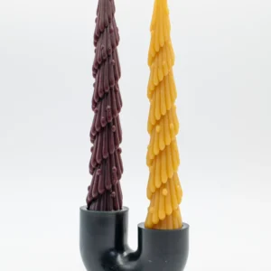 Set de 2 velas de Adviento y portavelas que dan Inicio a la tradición más bonita de la Navidad. Hecho a mano en lucy´s luz con pura cera de abeja y magia. En color burdeos y amarillo