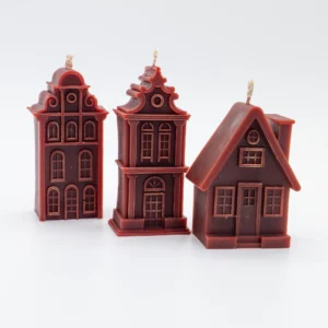 Set de 3 Velas de Navidad. Nuestra vela Brigitte trae la magia de las ciudades del norte de Europa a tu Navidad. Pura cera de abeja.