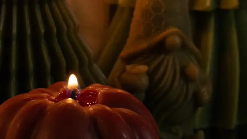 La Elección Inteligente: ¿Qué vela es mejor para tu salud y tu Hogar? Cera de Abeja vs. Parafina. descubre mas de velas de cera de abeja y sus beneficios en lucy´s luz. el blog