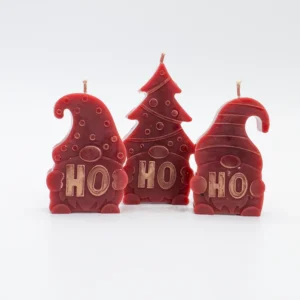 Set de 3 velas de cera de abeja en forma de gnomos navideños HOHOHO hechos a mano en Lucy´s Luz especiales para regalar y decorar el hogar. Hecho en españa