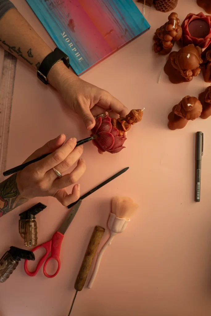 ¿Cuidar velas de cera de abeja es fácil?. Aquí te ofrezco una guía sencilla con trucos para la mecha, la cera y cómo reutilizar el recipiente de lucy´s luz