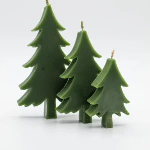 Pack de 3 Velas de Árbol de Navidad. Una vela de pino con un diseño alegre para recordarnos la vida que late bajo la nieve. Pura magia en cera de abeja.