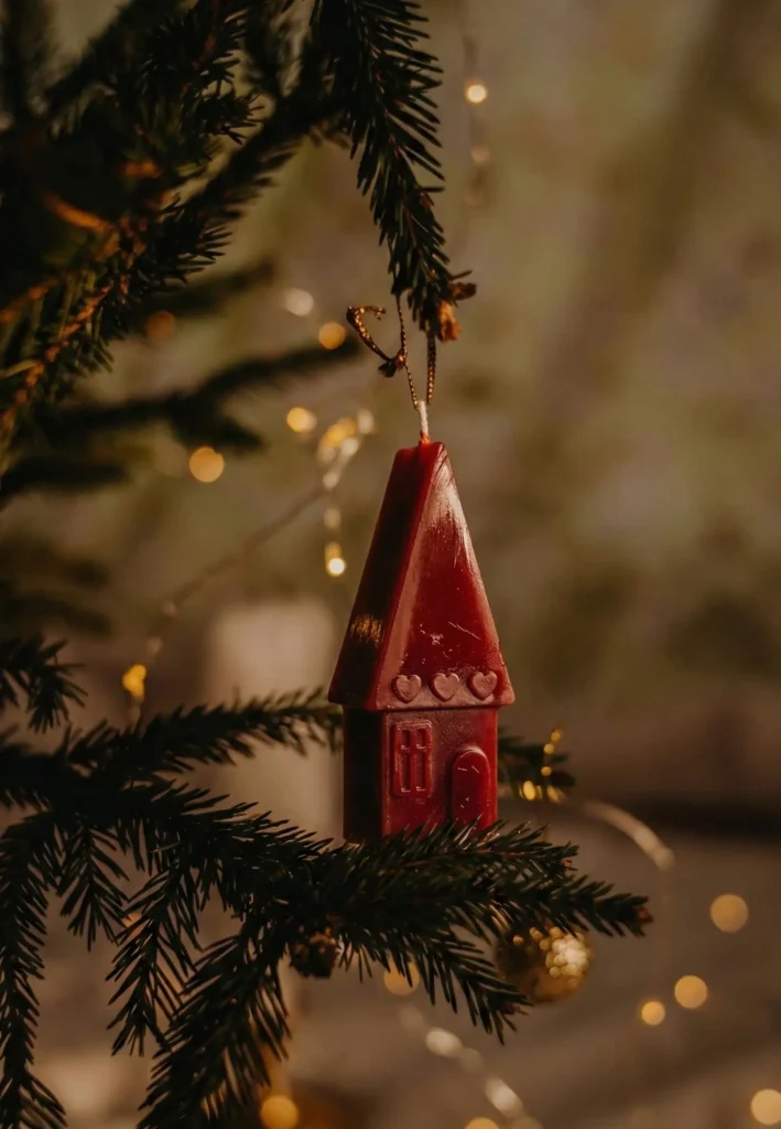 Descubre el significado del color rojo en navidad, y cómo nuestras velas rojas de cera de abeja aportan calidez vital a tu hogar. hechas a mnao en lucy´s luz desde Asturias, España