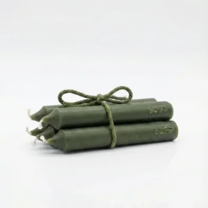 Pack de 5 Velas largas para decorar la mesa en otoño, para eventos, para centros de mesas y coronas de advientos. Hechas a mano en lucy´s luz desde españa en color verde