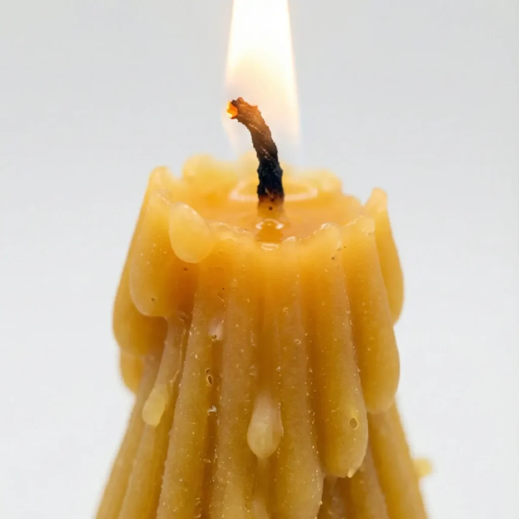 vela de cera de abeja encendida en invierno con textura natural. hecho a mano en lucy´s luz