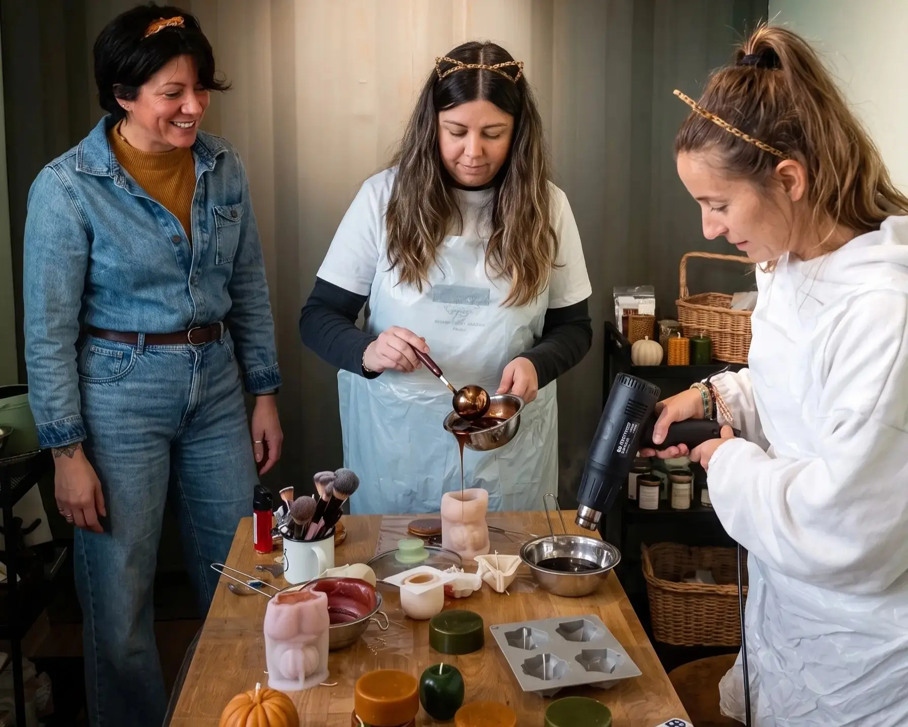 Grupo de amigas en taller de velas artesanales de cera de abeja en Asturias con lucy´s luz