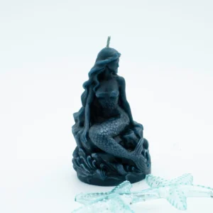 Vela de cera de abeja cirio en forma de sirena, hecha a mano en Lucy´s Luz con cera de apicultores locales. Vertida en moldes de silicona y moldeada, sin químicos añadidos. El olor de la cera de abejas puede variar dependiendo de la temporada del año.