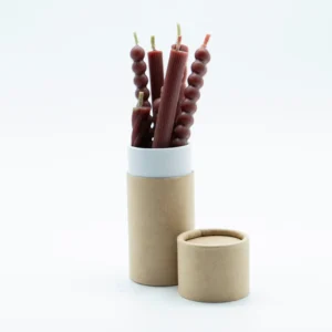 Pack de 9 velas de cera de abeja de cumpleaños, hecha a mano en Lucy´s Luz con cera de apicultores locales. Vertida en moldes de silicona y moldeada, sin químicos añadidos. El olor de la cera de abejas puede variar dependiendo de la temporada del año.
