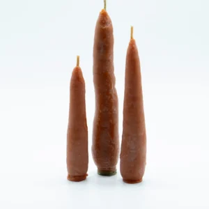 Pack de velas de cera de abeja de zanahorias, hecha a mano en Lucy´s Luz con moldes propios y con cera de apicultores locales. Vertida en moldes de silicona y moldeada, sin químicos añadidos. El olor de la cera de abejas puede variar dependiendo de la temporada del año.